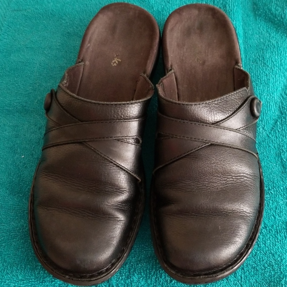 Women's Clarks Mules. Black. Size 7. Leather upper